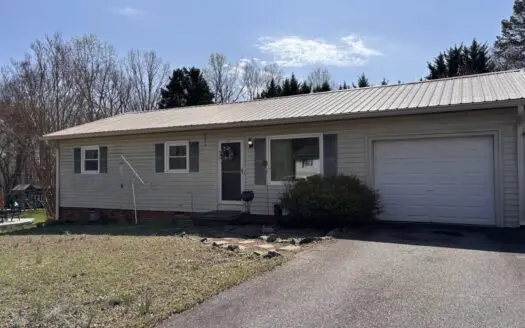 Charming Home for Sale in Hickory NC | 5445 Glenview Dr