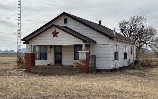 Country Home with 2 beds, 1 bath  Lone Wolf, Oklahoma For Sale