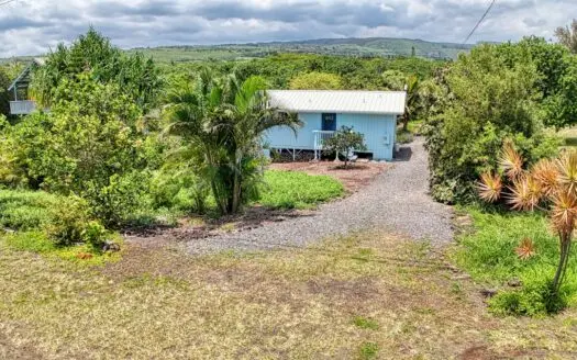 Organic Hawaiʻi mini farm with lush food forest and cozy 1BR home