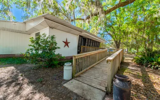3 Bedroom / 2 Bathroom Home on 6.97 Acres in Trenton, Florida!
