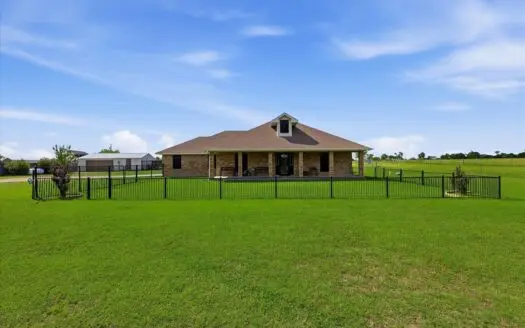 Country Home on 10 acres – Quiet Country Property