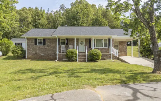 Charming 3 bedroom, 1.5 bath brick ranch country home