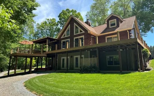 Southern Comfort: Private 11-Acre Log Home on Kerr Lake