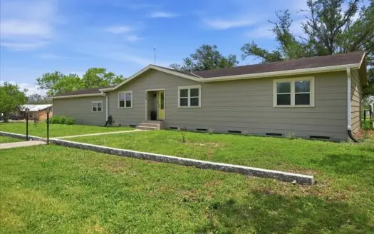 Modern Country Living on 2 Acres Just Outside George West