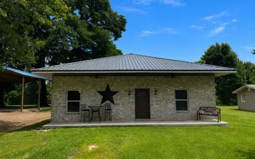 Fully Renovated Home on the Chattahoochee River Gordon, Alabama.