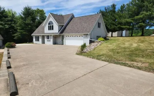 Home Near Spencer Lake in Waupaca WI For Sale