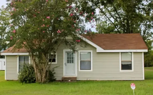 Country Living with 4 bedrooms & 2 bathrooms