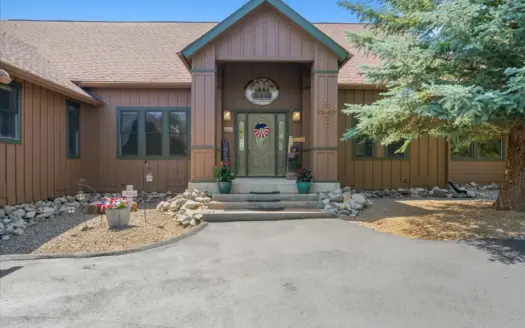 Luxury Log Hill Ridgway Estate with Stunning Mountain Views