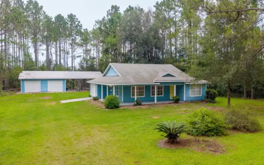 Home on 2 Acres in Trenton, FL