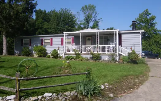Evansville North side 3 BR /2 bath home / 3.929A