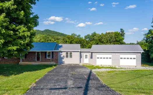 Home in Albany, Kentucky near Lake Cumberland and Dale Hollow