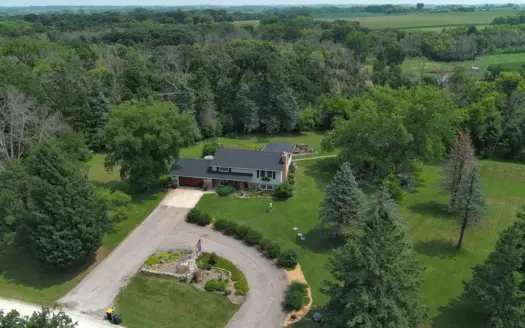 3.59-Acre 5 bedrooms 2 bath – Hayfield, Minnesota