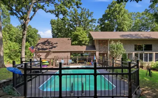 Luxury Country Home on 5.09 Acres/ West Plains MO