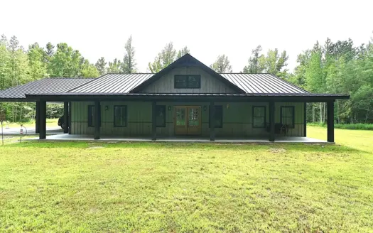 Bardominium on 5 acres For Sale in Linden, Tennessee