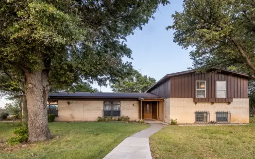 5 bedroom 4 bathroom home situated on 20 acres in Pecos County
