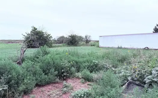 Country living just minutes from town