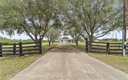 10 acre ranch house with pool, barn, stalls, roping chute
