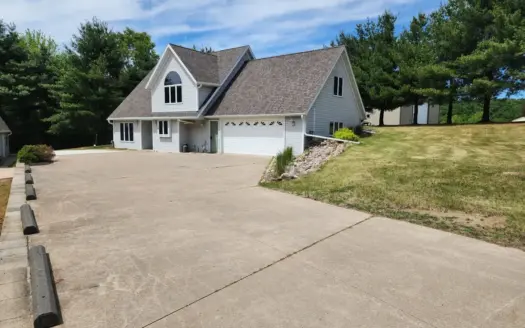 Home Near Spencer Lake in Waupaca WI For Sale