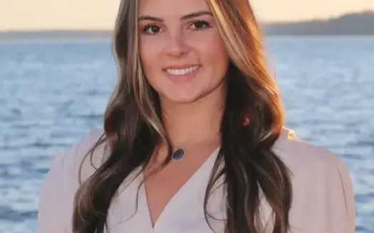agent profile picture for Alexis Linson on country homes website