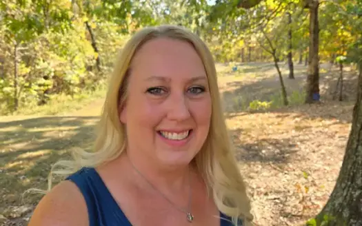 agent profile picture for Angela Glenn on country homes website