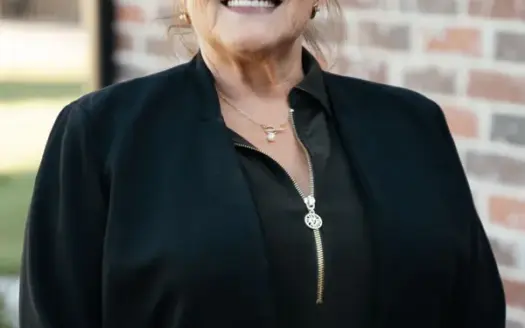 agent profile picture for Bea Barnes on country homes website