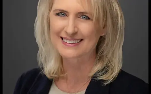 agent profile picture for Connie Perry on country homes website