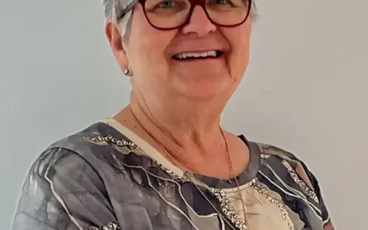 agent profile picture for Debbie Holmes on country homes website