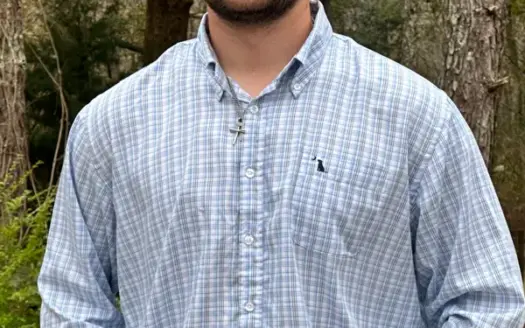 agent profile picture for Easton Dean on country homes website