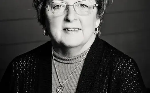agent profile picture for Fonda Story on country homes website