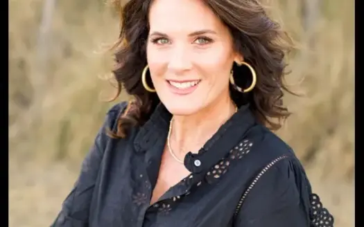 agent profile picture for Kari Bluntzer on country homes website