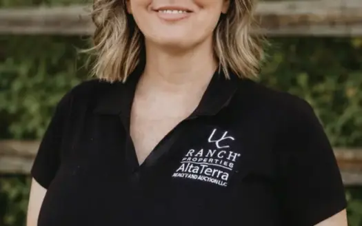 agent profile picture for Kim Ross on country homes website