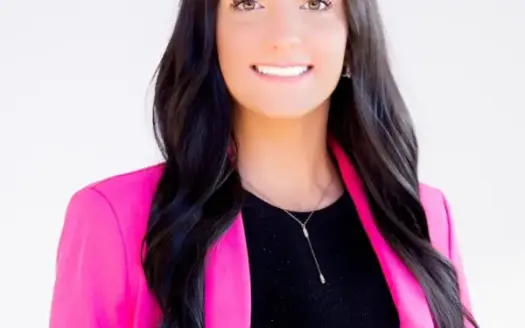 agent profile picture for Lani Curry on country homes website