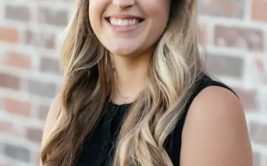 agent profile picture for Nikki Burns on country homes website