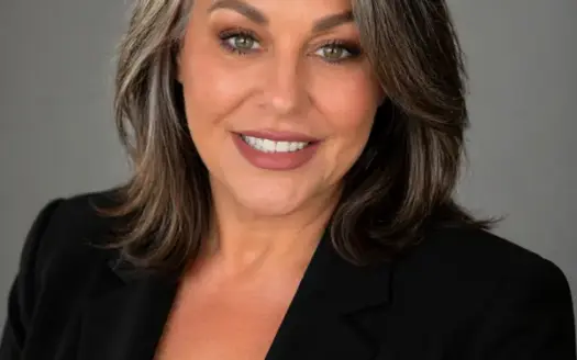 agent profile picture for Ronna Carnathan on country homes website