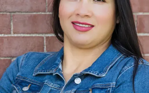 agent profile picture for Roseanna Kuhlman on country homes website