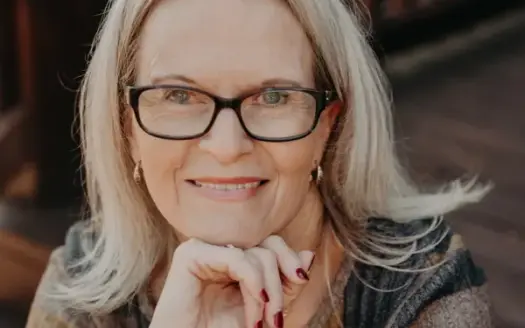 agent profile picture for Stacey Foskey on country homes website