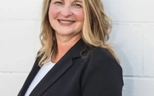 agent profile picture for Vickie Turnbow on country homes website