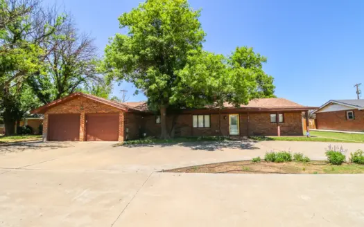 Amazing Home in EARTH, TX-Spacious 3/2/2 with a BASEMENT!
