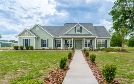 Beautiful Country Home on 5 Acres in Trenton, FL For Sale