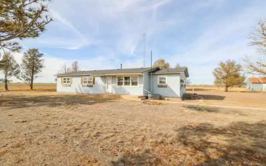 **Country Property** 3/2 with SHOP..Pens..& 7ac+/-