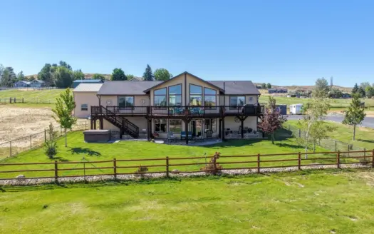 Eastern Oregon Custom Home With a View Outside Burns
