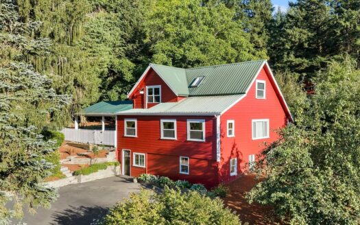 Historic Amboy Homestead with Barn