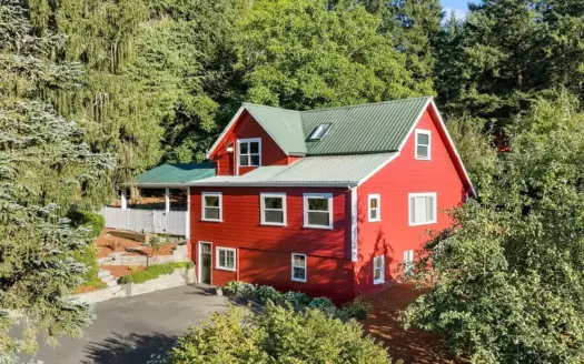 Historic Amboy Homestead with Barn