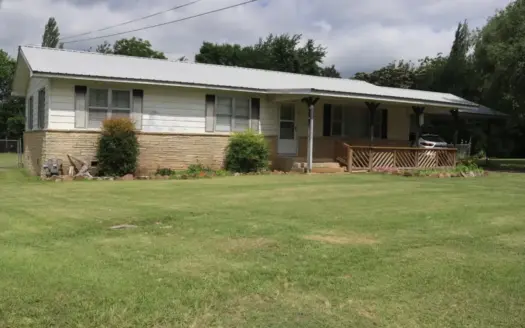 Home in Walking Distance of Court Square in Mountain View AR