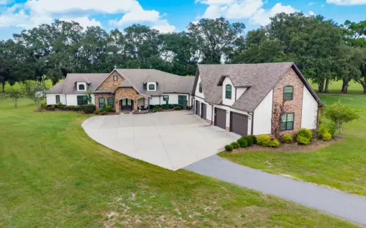 Luxury home on 32 Acres with a pool in Newberry, FL