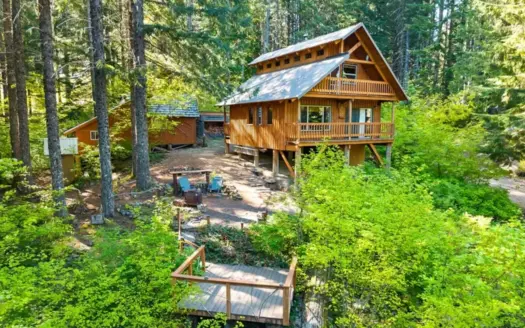 Off-Grid Cabin Retreat Near Mt. St. Helens