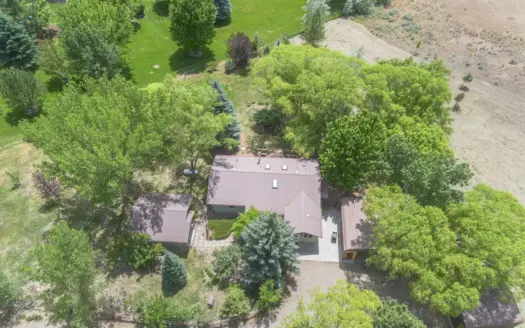 Private Country Retreat on 3 Acres with Guest Studio & Park-Like