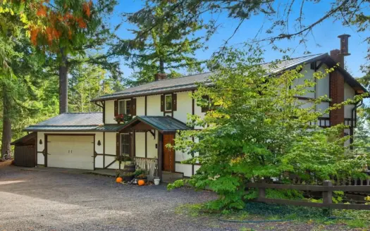 River and Mountain View Home in Stevenson, Washington