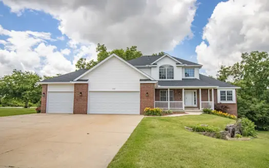 Sprawling Home With Timber On The Edge Of Marion FOR SALE