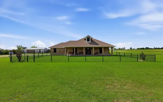 Texas Country Home With Acreage, Workshop and Farm Near Dallas
